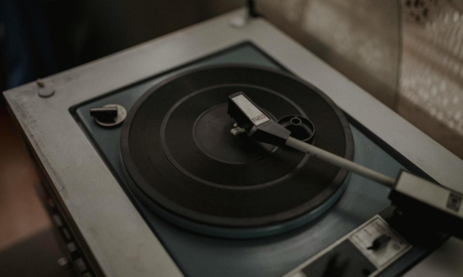 Робочий процес у студії звукозапису з обладнанням